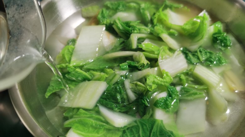 白菜烩小酥肉,然后加水。