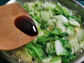 白菜烩小酥肉,加入少许盐、生抽、蚝油和胡椒粉。
