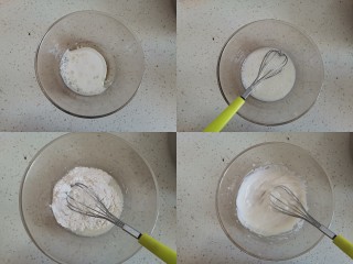 草莓抱抱卷,在盆里加入玉米油和配方奶搅拌至乳化状态，加入低筋面粉，画z字搅拌均匀