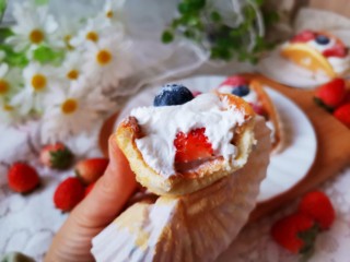 草莓抱抱卷,松软香甜的蛋糕体夹冰冰凉凉的奶油配着草莓，超级好吃！