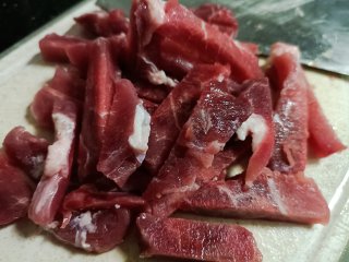 白菜烩小酥肉,猪肉洗净切条