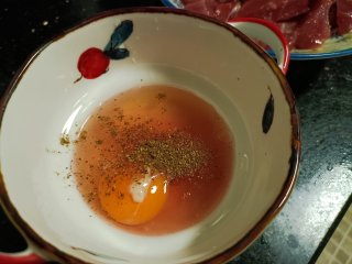 白菜烩小酥肉,碗中准备鸡蛋一个，少许米酒，花椒粉
