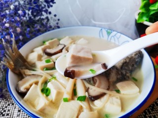 鲫鱼豆腐菇菌汤,营养丰富，味道鲜香美味