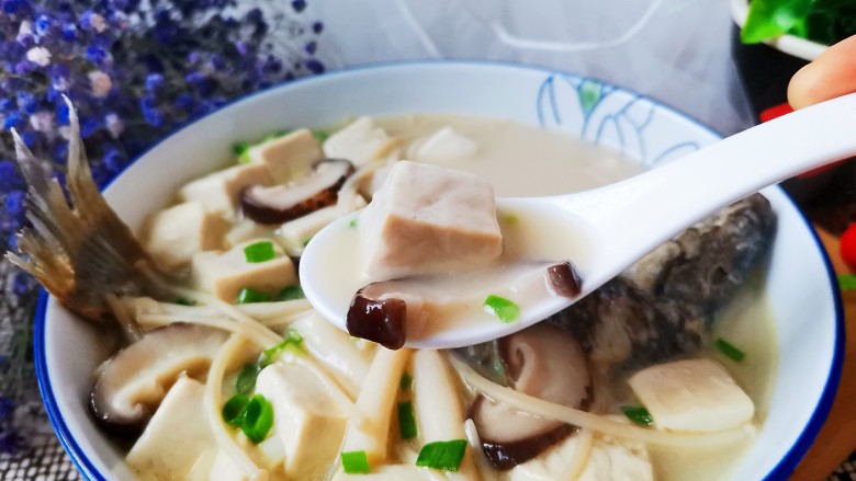 鲫鱼豆腐菇菌汤,营养丰富，味道鲜香美味