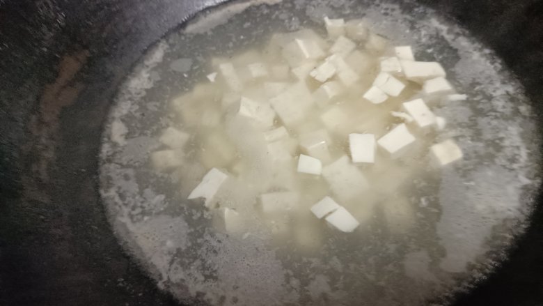 豆腐包子,豆腐也烫一下，然后沥干水分