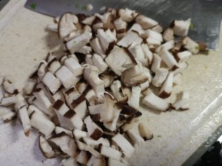 豆腐包子,香菇洗净切丁