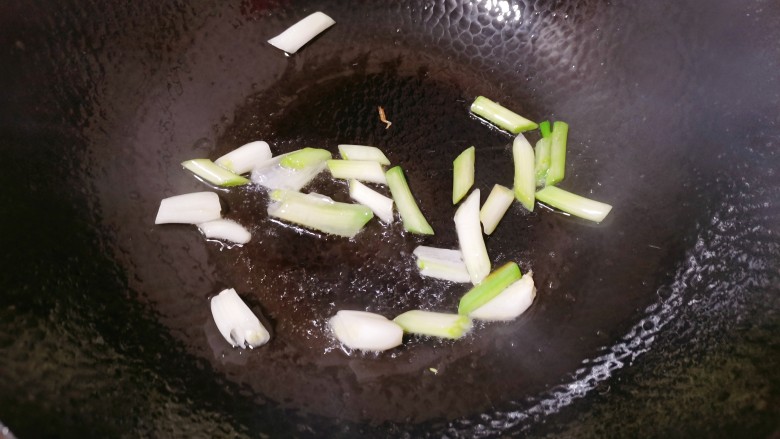 腊肉炒冬笋,锅里烧油，下入葱头爆香