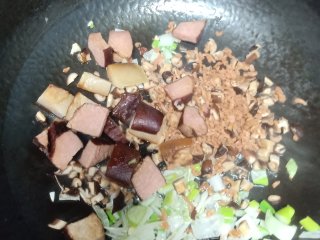 腊味糯米饭,放入腊肉，海米，香菇