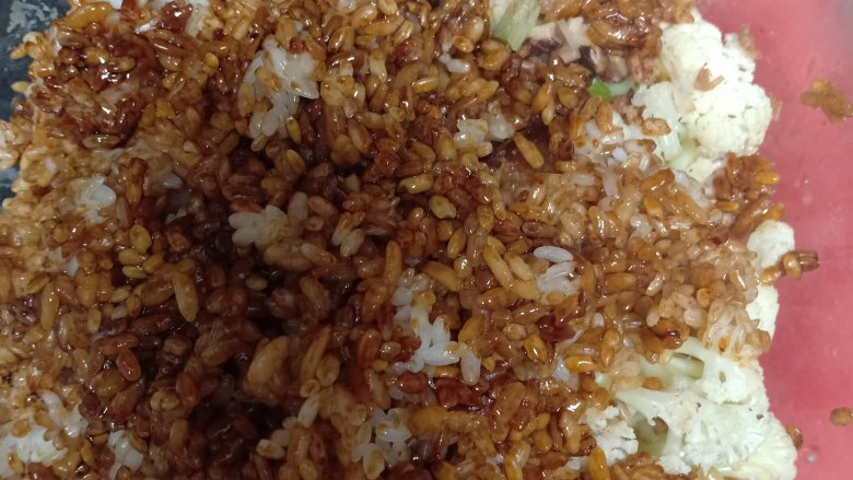 腊味糯米饭,把配料放入米饭中