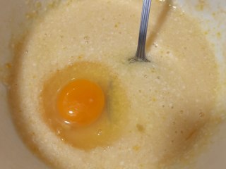 低脂软曲奇,放入鸡蛋，打蛋器打散，使顺滑。