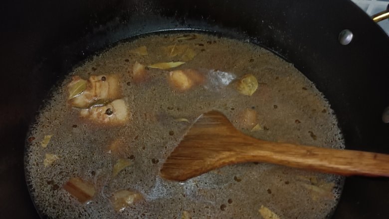 超超超超~~~下饭红烧肉,我因为要加土豆和素鸡，所以水比较多一些，中小火煮30分钟，中途看一次避免粘锅