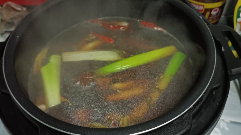 卤猪蹄和鸡爪,把猪蹄和鸡爪全部放入高压锅，煮肉的水没过肉即可，把调料也全部放进去