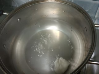 #闹元宵#抹茶红豆汤圆,水烧开后放入，大概煮2分钟左右，浮起来煮个30秒就可以了