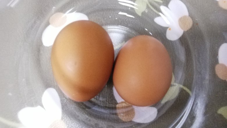 蛋清小饼干.,准备两个鸡蛋.
