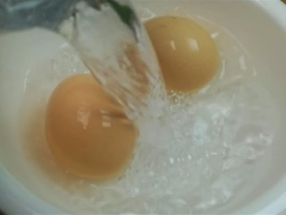 蛋黄养生粥,我们先准备两个母鸡蛋，把它清洗干净。