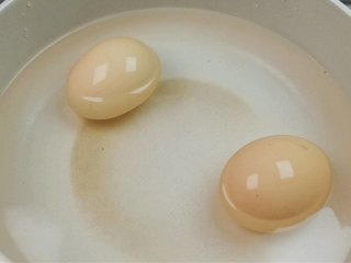 蛋黄养生粥,把清洗好的鸡蛋冷水下锅。