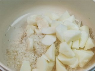 蛋黄养生粥,再把大米和提前切好的山药放进锅里。