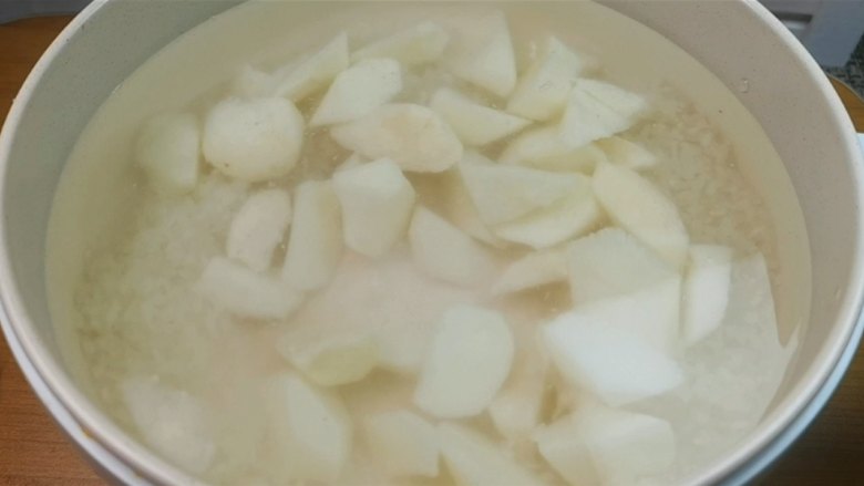 蛋黄养生粥,锅里倒入3～4碗清水。