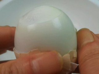 蛋黄养生粥,鸡蛋放凉以后，我们把鸡蛋壳剥掉，取出蛋黄备用。