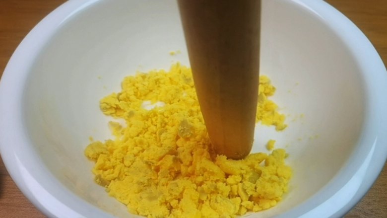 蛋黄养生粥,我们再用擀面杖把鸡蛋黄捣碎。