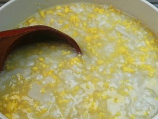蛋黄养生粥,这时候加适量的盐，用勺子把粥和蛋黄搅拌均匀就可以出锅了。