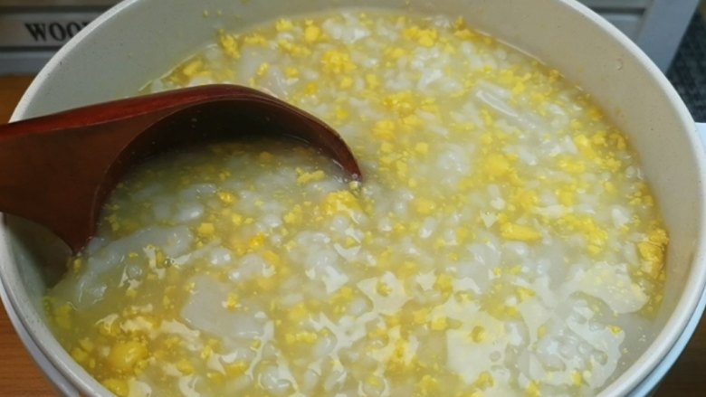 蛋黄养生粥,这时候加适量的盐，用勺子把粥和蛋黄搅拌均匀就可以出锅了。