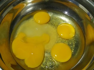 #闹元宵#,打入四只是鸡蛋，与酵母和砂糖混合，搅至砂糖溶