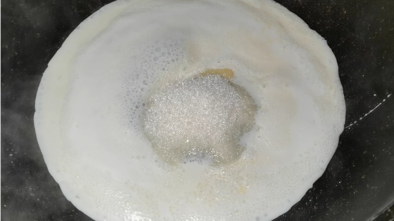 椰蓉小方,牛奶煮开之后放入我们准备好的白糖和一勺炼奶，煮至白糖完全融化。