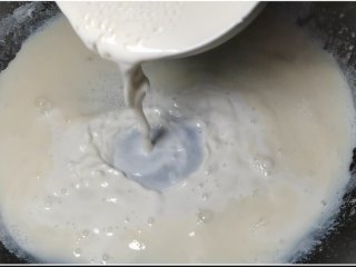 椰蓉小方,倒入事先调好的牛奶淀粉汁。