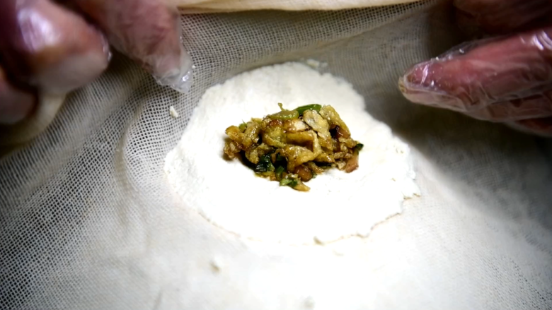 豆腐饺子,取100克豆腐泥摊成饺子皮，每个饺子放50克馅料，包成饺子。