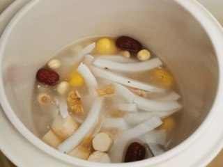 驱寒汤,全部食材放入炖盅，加入椰子水。