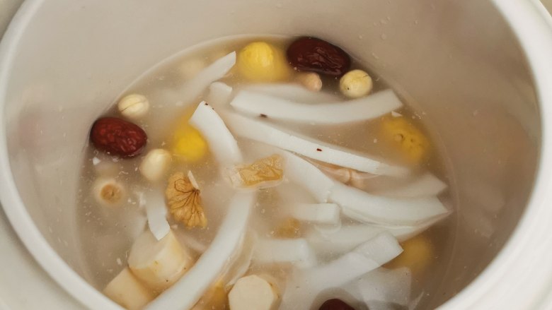 驱寒汤,全部食材放入炖盅，加入椰子水。
