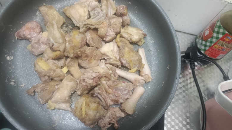 土豆炖鸡汤,鸡肉煎制金黄色你会闻到一股很香的味道，煎时要注意要把鸡肉翻滚不然粘锅😋😋😋