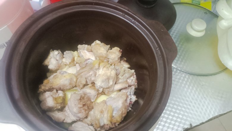 土豆炖鸡汤,煎好后把鸡肉放入砂锅里面，然后放一点点盐，不够盐后期可以进行调整
