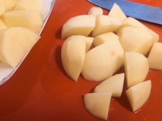 迷迭香土豆,洗好土豆，切成大小适宜块状