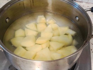 迷迭香土豆,烧开水，煮一分钟，去除淀粉
