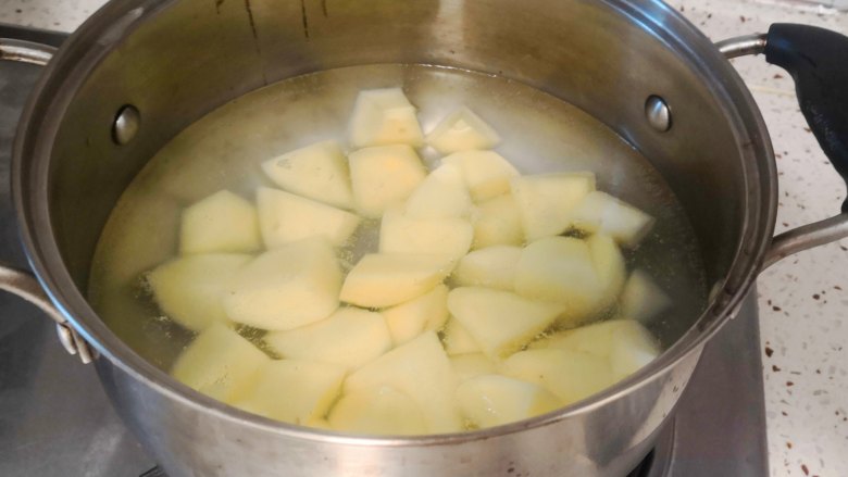 迷迭香土豆,烧开水，煮一分钟，去除淀粉