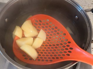 迷迭香土豆,捞出，过一下冷水，沥干水分待用