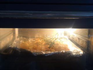 迷迭香土豆,烤箱预热后，180度烤30分钟