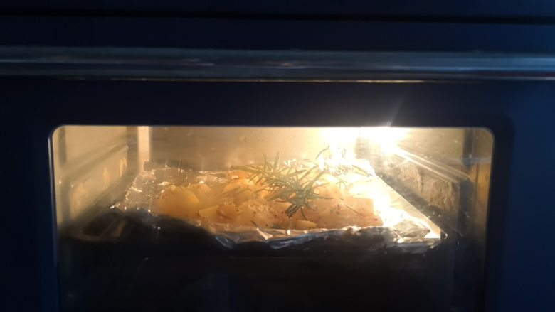 迷迭香土豆,烤箱预热后，180度烤30分钟
