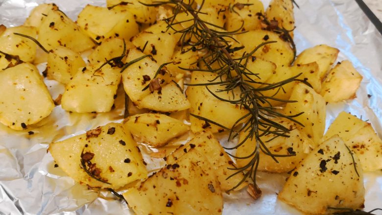迷迭香土豆,新鲜出炉，迷迭香的香气有种置身地中海的浪漫