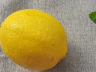 柠檬薄荷花茶,一个柠檬，用盐轻轻搓洗表面，清水冲洗干净