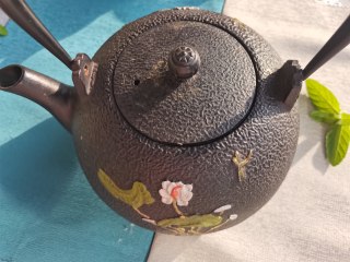 柠檬薄荷花茶,将玫瑰花、白茶、薄荷叶放入茶壶，倒入清水煮茶