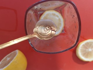 柠檬薄荷花茶,将柠檬片放入杯中，取蜂蜜涂在柠檬表面