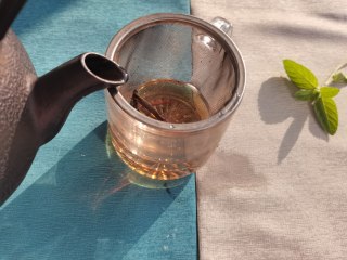 柠檬薄荷花茶,煮好的的花茶过滤，倒入杯中