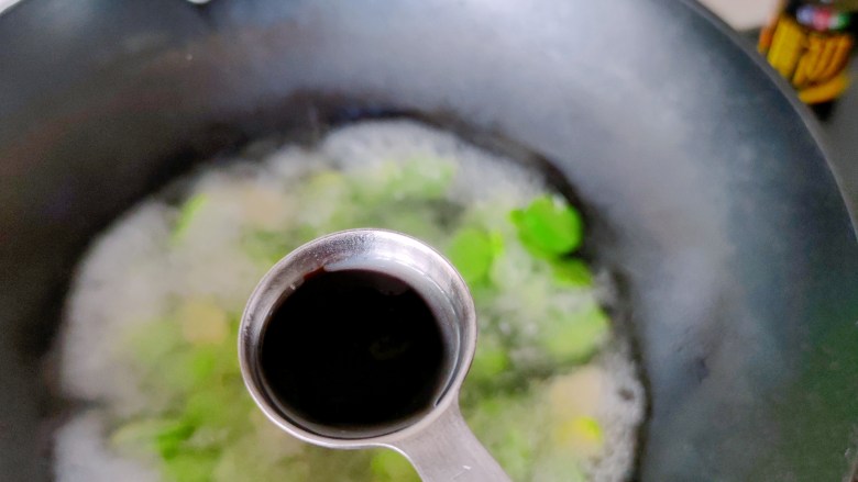 韭香蚕豆蛋汤,1勺味达美初榨原酿生抽，蚕豆煮入味