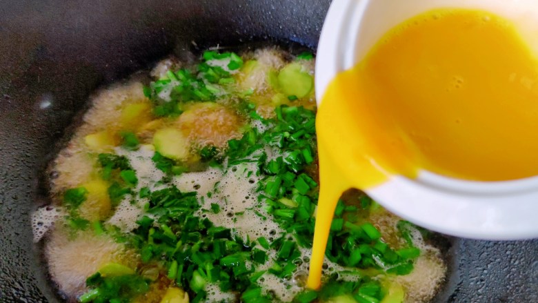 韭香蚕豆蛋汤,打入鸡蛋液，定型后，搅匀