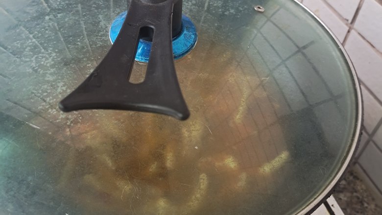 香辣鸡爪,盖上盖子，中小火焖煮30分钟左右，中途可以打开盖子翻炒一下，防止水干了粘锅