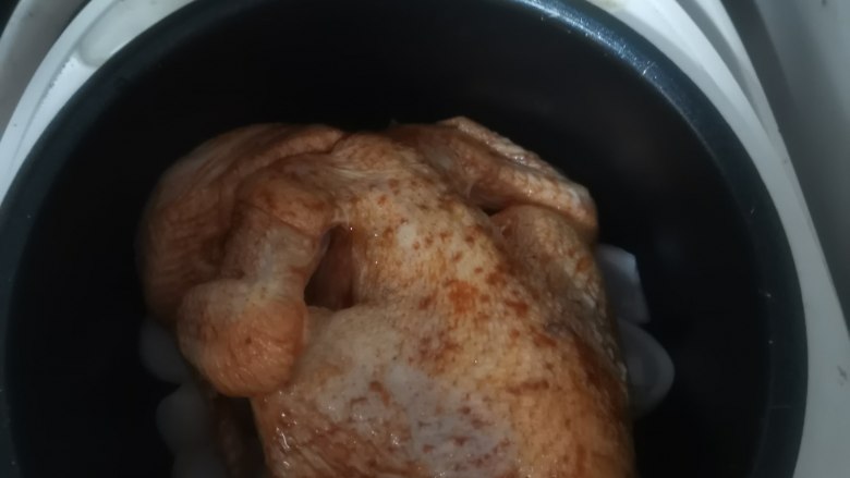 电锅鸡,把腌好的鸡放入锅中