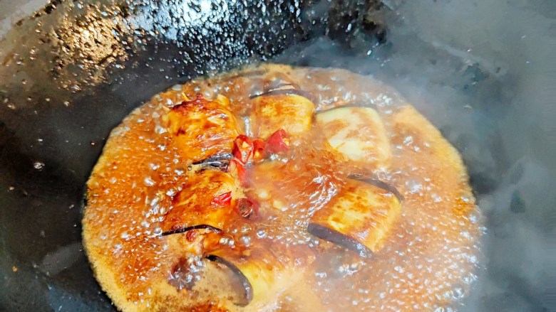 茄子肉卷,葱花放入汤汁中翻炒均匀淋在茄子肉卷上